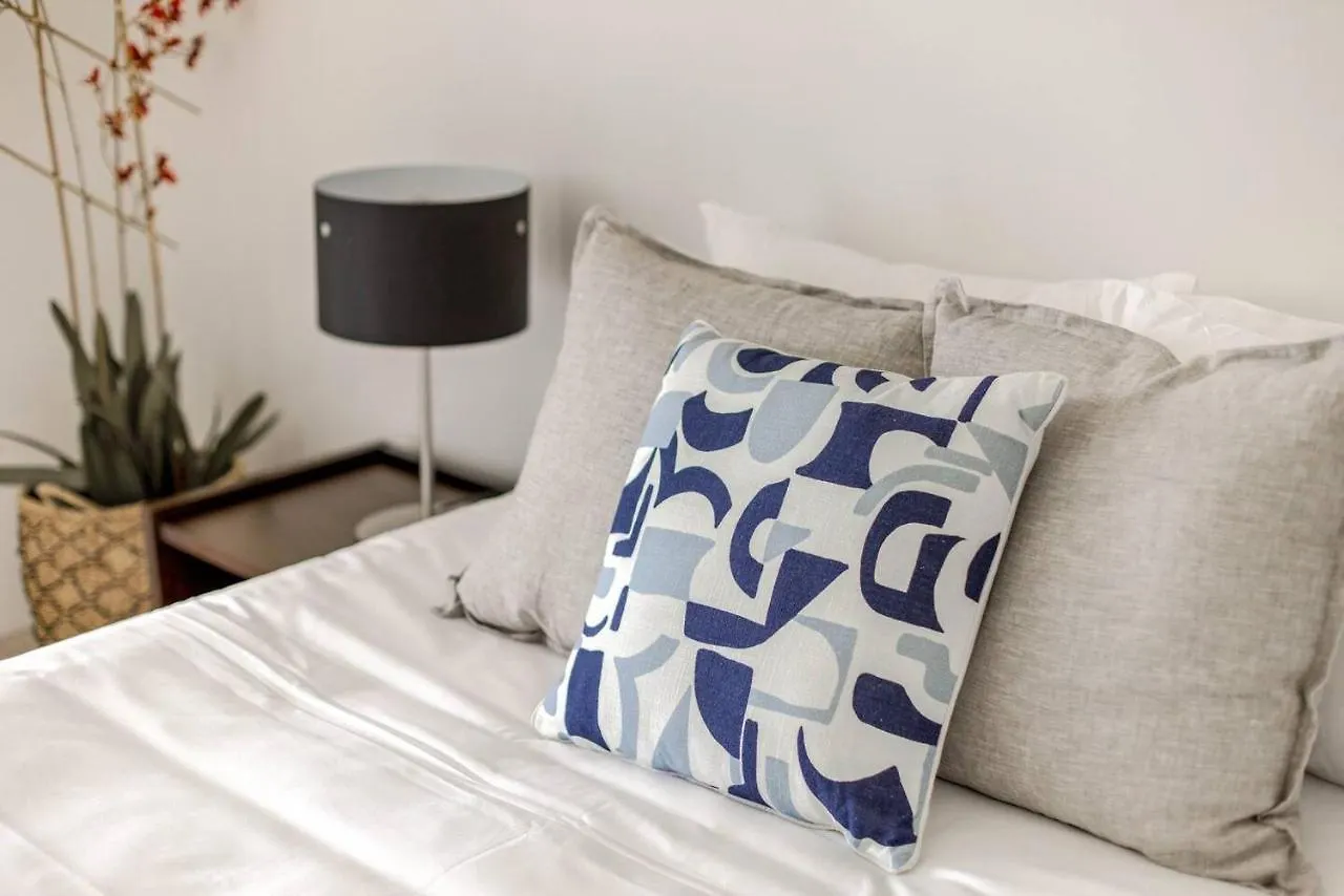 Apartman Cairns Coastal Charmer - Your Waterfront Sanctuary