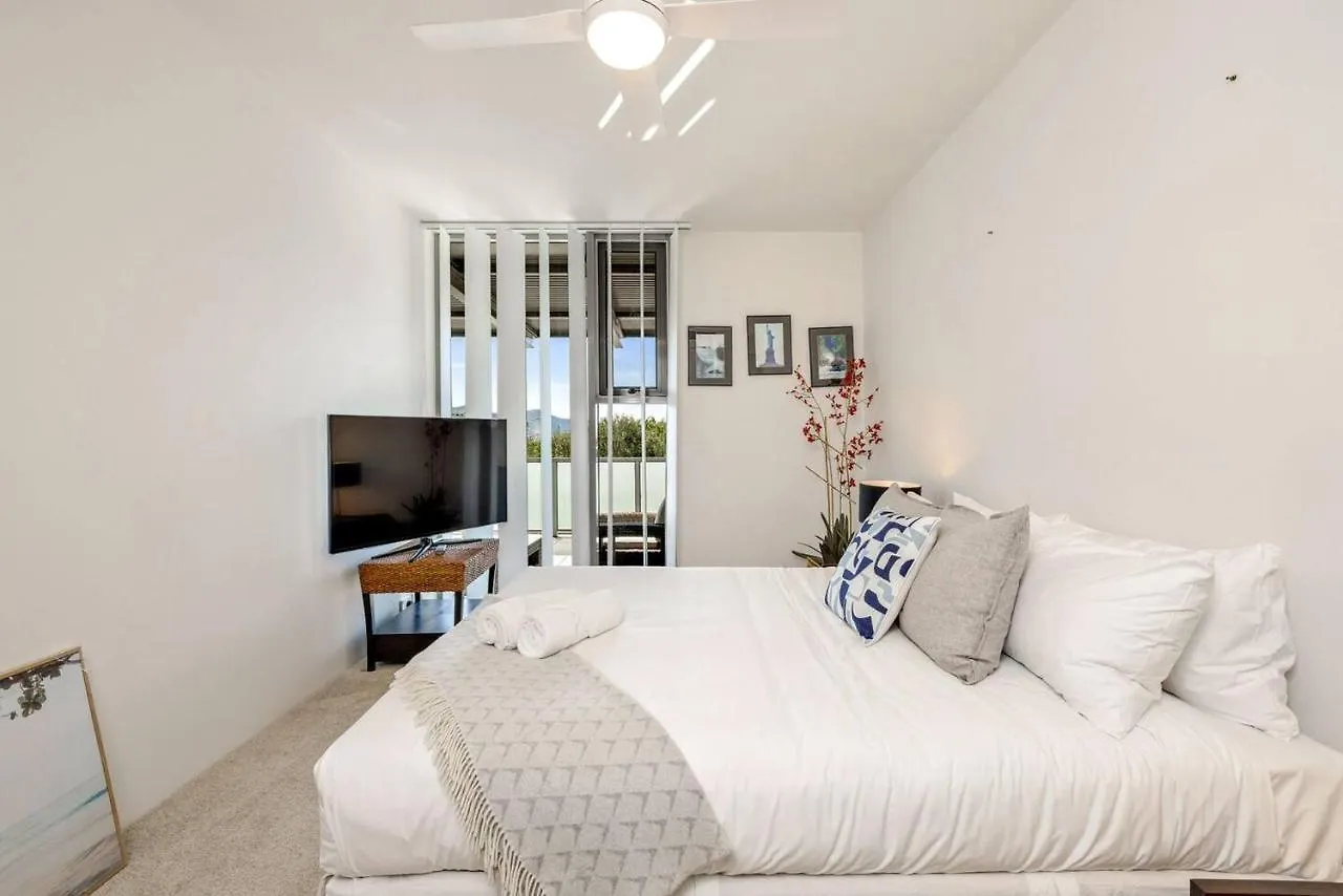 Cairns Coastal Charmer - Your Waterfront Sanctuary 0*,